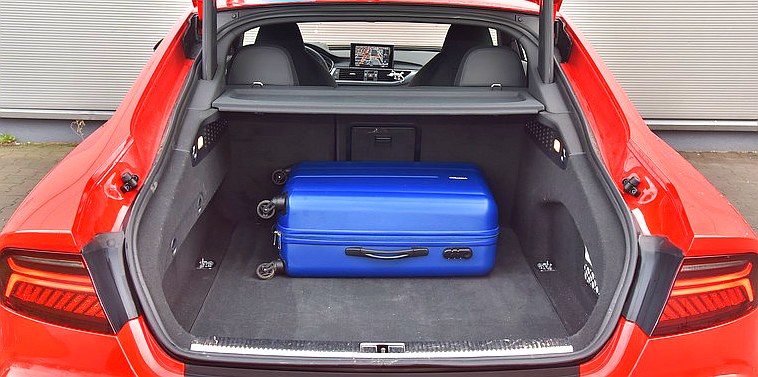 Bagażnik ma tylko 93 cm szerokości. Standardowa pojemność 535 l jest niezła, ale po złożeniu kanapy zmieści się tylko 1390 l – jak w kompakcie. /Motor