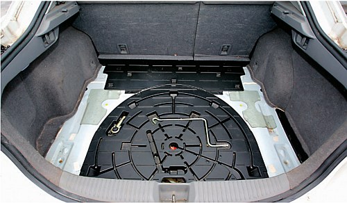 Bagażnik Mazdy 6 w wersji liftback: 490-1662 l. Pod plastikową pokrywą znajduje się dojazdowe koło zapasowe. /Motor