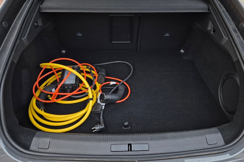 Bagażnik Peugeot 508 ma akceptowalną pojemność jak na hybrydę plug-in /Michał Domański /INTERIA.PL