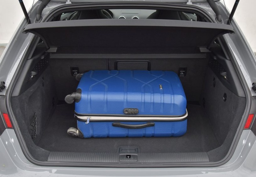 Bagażnik RS 3 ma tylko 280 l, a nie 380 l, jak w innych Audi A3. W miejscu koła zapasowego – elementy systemu audio. /Motor