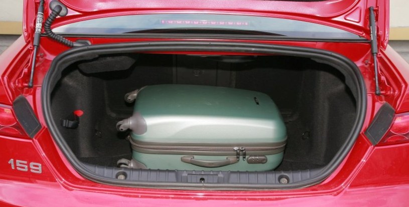 Bagażnik sedana ma 405 l i wąski otwór załadunkowy. „Winą” należy obarczyć stylistów nadwozia. /Motor