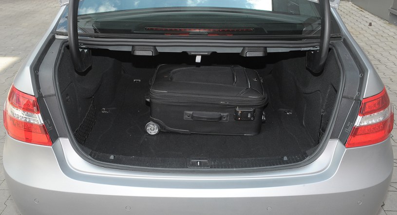 Bagażnik sedana ma 540 l (kombi zmieści aż 695 l). /Motor