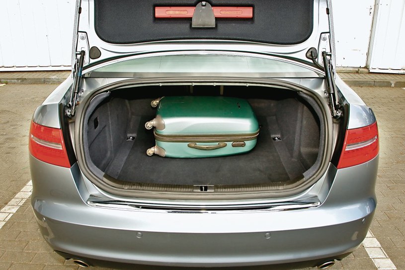 Bagażnik sedana ma niebagatelną pojemność 555 l. W kombi jest to jeszcze o 10 litrów więcej. /Motor