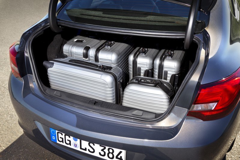 Bagażnik sedana ma pojemność 460 l, o 90 l większą niż w poprzedniku. Niestety, duże zawiasy utrudniają pakowanie. /Opel