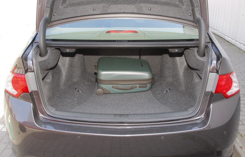 Bagażnik sedana ma przewężenie przy kolumnach zawieszenia. Kombi także. /Motor