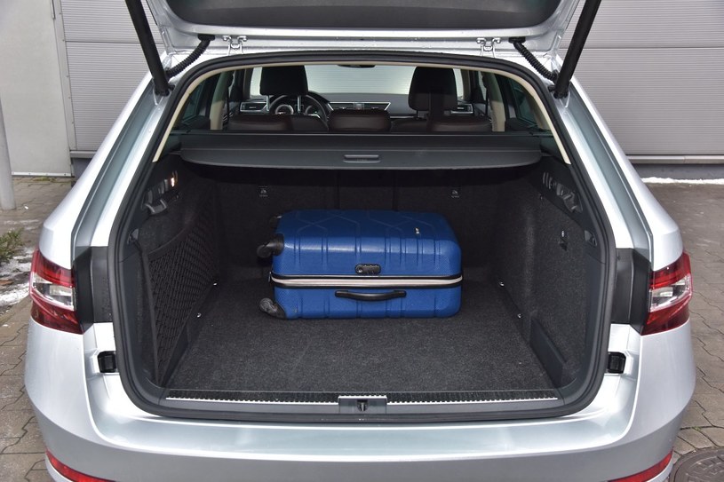 Bagażnik Superba kombi jest ogromy (pojemność 660 l do rolety), a jego kształt – regularny. Oparcia kanapy składa się, pociągając za dźwignie umieszczone po bokach. /Motor