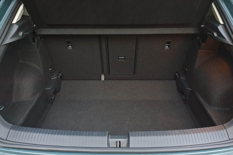 Bagażnik Volkswagena T-Roca ma pojemność 445 l /Michał Domański