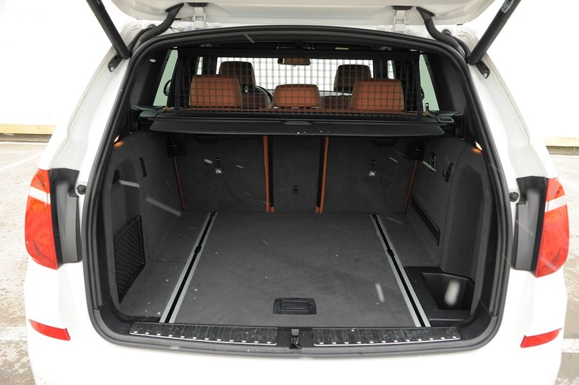 Bagażnik X3, w przeciwieństwie do wielu SUV-ów, jest obszerny (550-1600 l), ustawny i bardzo praktyczny – ma dużo schowków, siatek i uchwytów. /Motor