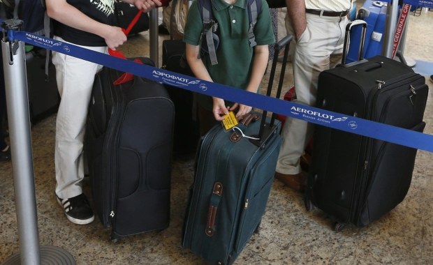 Bagażowi z lotniska de Gaulle’a okradli podróżnych. Straty liczone w milionach euro 