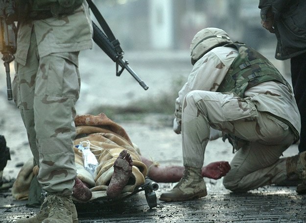 Bagdad: amerykański żołnierz udziela pierwszej pomocy mężczyźnie rannemu w wyniku eksplozji bomby /AFP