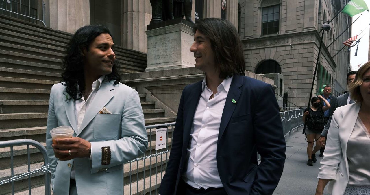 Baiju Bhatt (L) i Vlad Tenev, założyciele spółki Robinhood, w czasie spaceru na Wall Street /AFP