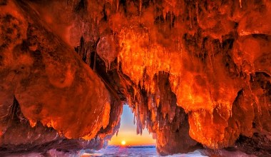 Bajecznie kolorowa jaskinia 