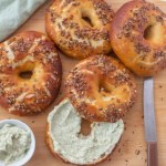 Bajgle z serka wiejskiego zrobisz w 15 minut. Na pożywne śniadanie lepsze od chleba