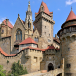 Bajkowy zamek o niebywałej historii. Zachwyca średniowiecznym klimatem