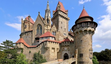 Bajkowy zamek o niebywałej historii. Zachwyca średniowiecznym klimatem