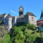 Bajkowy zamek w Czechach. Na jego dziedzińcu znaleziono tajemniczy obiekt