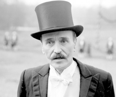 Bajon często rozgrywa akcję swych opowieści na granicy dwóch epok – coś się kończy, coś zaczyna – czego dowodem nie tylko wymienione wyżej filmy, ale i obrazy późniejsze: „Magnat” (na zdjęciu, 1986; Nagroda Specjalna Jury w Gdyni) – zrealizowana z ogromnym rozmachem inscenizacyjnym historia śląskiej rodziny arystokratycznej, od początku wieku do narodzin faszyzmu, „Bal na dworcu w Koluszkach” (1989) – groteska tocząca się na przełomie lat 1978-1979, zimą, „kiedy zamarzł nawet socjalizm”, „Lepiej być piękną czy bogatą” (1993) – komedia czasu transformacji ustrojowej.