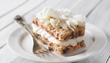 Bakalie, śmietanowy krem i czekolada. Ciasto Przystojniak na specjalne okazje