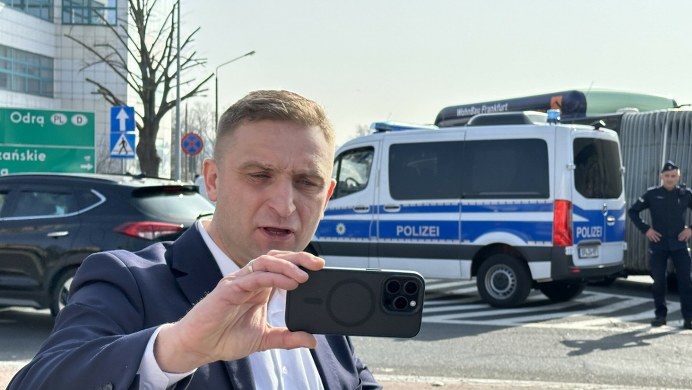 Bąkiewicz triumfuje w sądzie. 