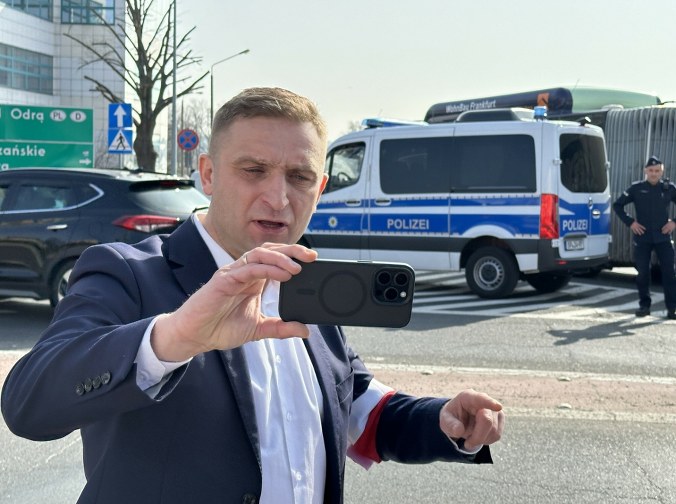 Bąkiewicz triumfuje w sądzie. 