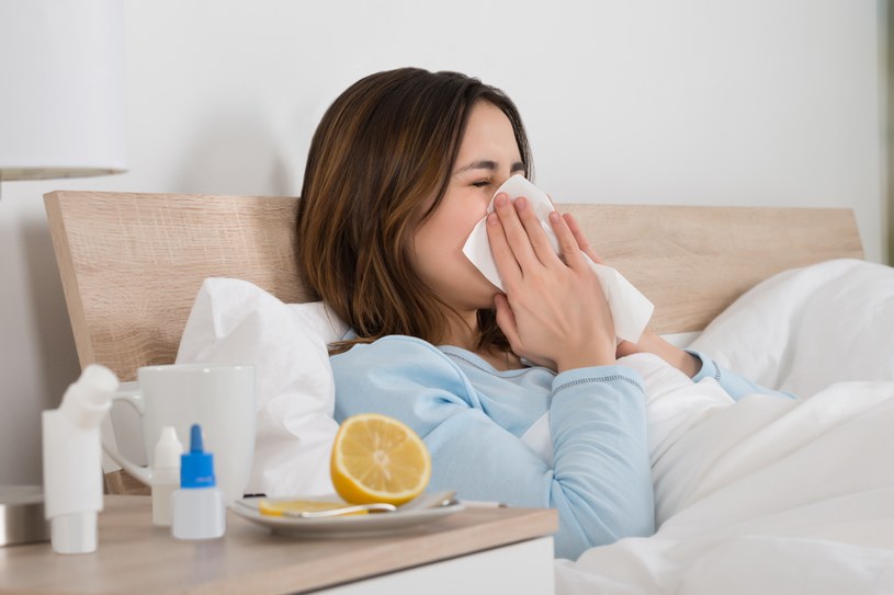 Bakterie gnijące podczas grypy dają przykry zapach z jamy ustnej /123RF/PICSEL