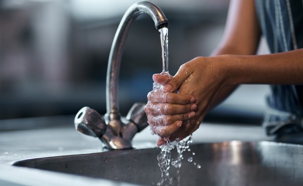 Bakterie w wodzie w Centrum Zdrowia Dziecka