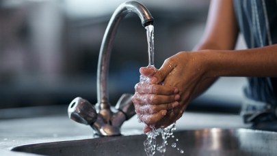 Bakterie w wodzie w Centrum Zdrowia Dziecka