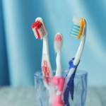 Bakterie, wirusy i grzyby. Co naprawdę żyje w każdej szczoteczce do zębów?