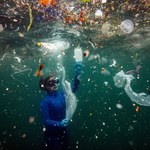 Bakterie żyjące w jeziorach kochają jeść plastik