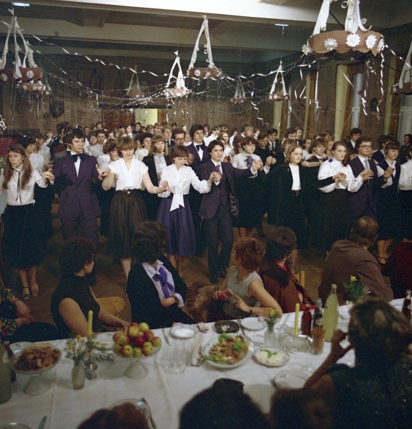 Bal studniówkowy 1980 r. ; kadr z filmu "Przed maturą" /Polfilm /East News