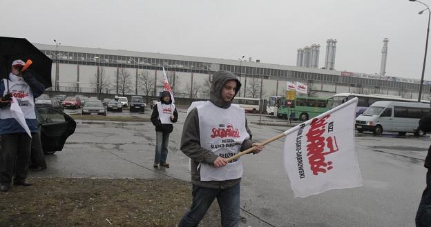Bałagan w resorcie pracy opóźnił wypłatę pieniędzy dla zwalnianych z Fiata. Fot. MARCIN TOMALKA /Agencja SE/East News
