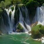 Bałkańska Niagara w Bośni. Dlaczego warto zobaczyć wodospady Kravica?