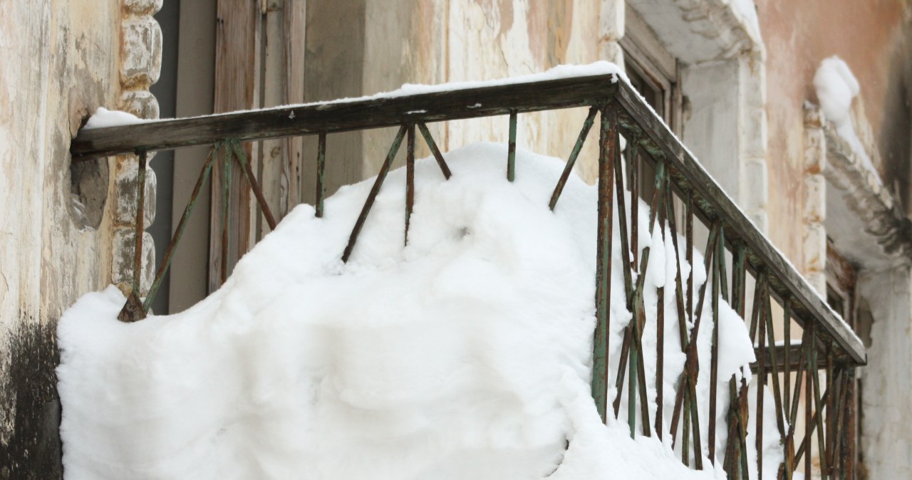 Balkon nawet zimą nie jest odpowiednim miejscem do przechowywania żywności. Przy zmiennych warunkach pogodowych potrawy mogą się zepsuć. /Pixel