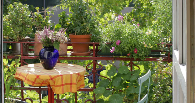 Balkon po gruntowym sprzątaniu stanie się miejscem idealnym do odpoczynku /123RF/PICSEL