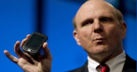 Ballmer myśli o nowym telefonie /AFP