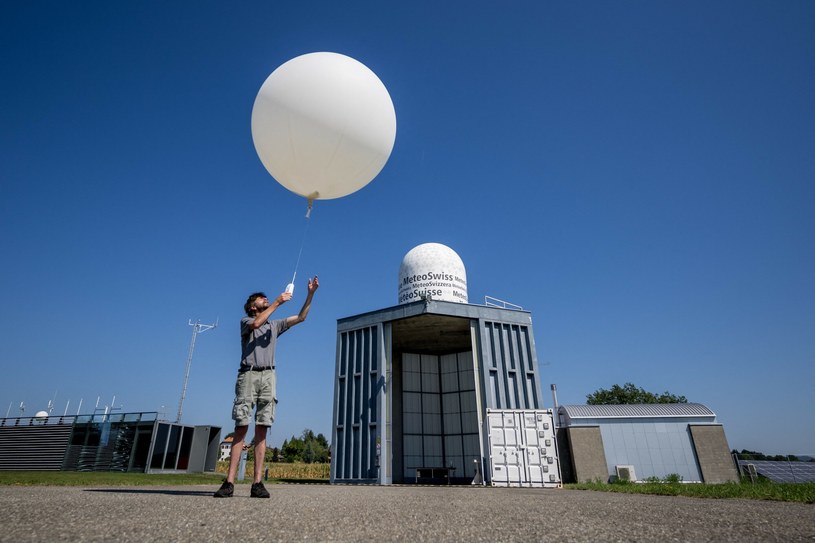 Balon meteorologiczny. Do czego służy? /FABRICE COFFRINI/AFP/East News /East News