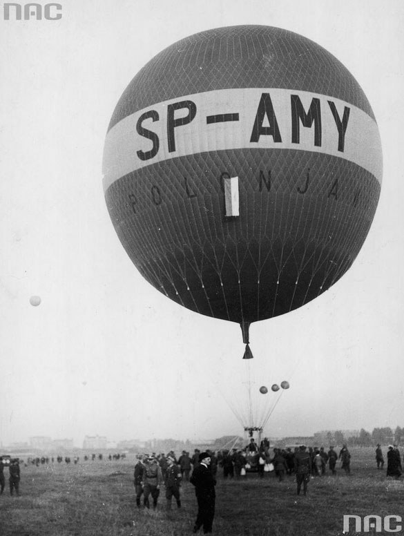 Balon "Polonia II" pilotowany przez kapitana Zbigniewa Burzyńskiego i porucznika Władysława Wysockiego /Z archiwum Narodowego Archiwum Cyfrowego