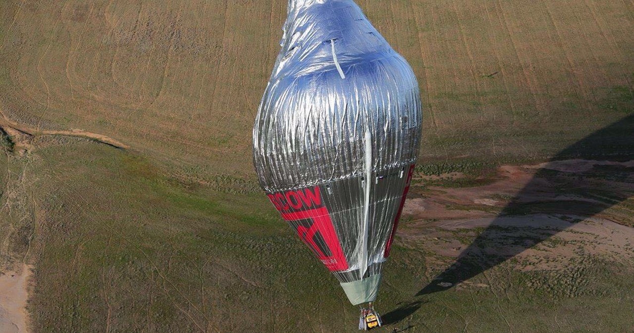 Balon przewieziony przez Toyotę Hilux /Informacja prasowa