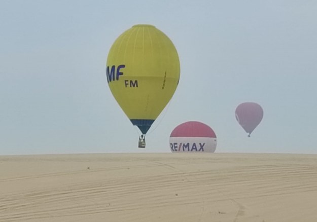 Balon RMF FM nad pustynią w Katarze /Anna Gajewska, Eryk Czarnowski, Marek Michalec /