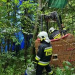 Balon wleciał między drzewa. Jeden z pasażerów wypadł z gondoli [ZDJĘCIA]