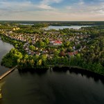 Balon z napisami cyrylicą w lesie pod Olsztynem. "Nikt nie widział, jak spada"