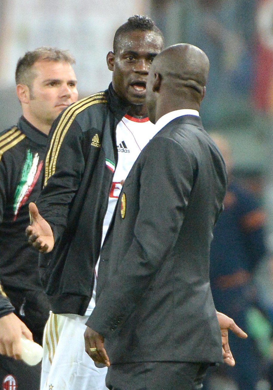Balotelli nie rozumie, dlaczego trener Clarence Seedorf postanowił go zmienić /MAURIZIO BRAMBATTI /PAP/EPA