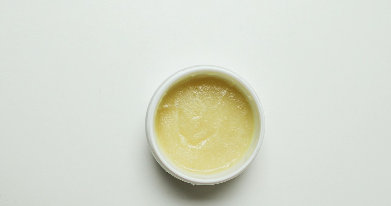 Balsam z woskiem pszczelim i oliwą zapewni gładkie, odżywione usta bez suchych skórek /Cup of Couple /pexels.com