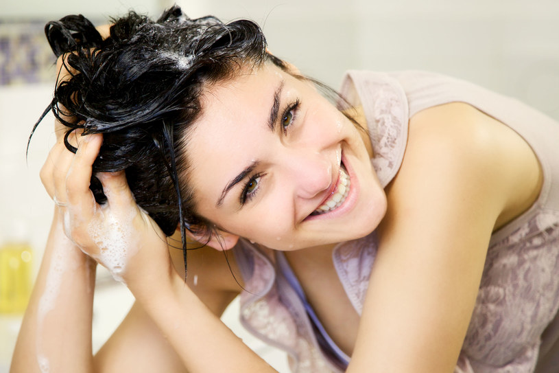 Balsamy i odżywki stosuj zawsze przed myciem włosów. /123RF/PICSEL