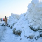 Bałtyk mimo mrozów przyciąga tłumy turystów. Wszyscy chcą to zobaczyć