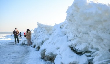 Bałtyk mimo mrozów przyciąga tłumy turystów. Wszyscy chcą to zobaczyć