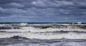 Bałtyk niemal "wypompowany" przez wiatr. Najniższy poziom od 140 lat