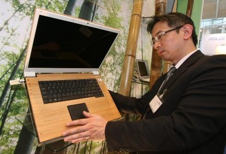 Bambusowy, przyjazny środowisku notebook Asusa. /AFP