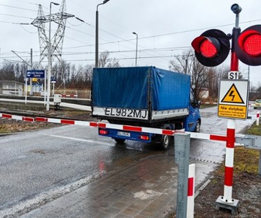 Banalny błąd kierowców na przejazdach. 2000 zł mandatu to najmniejszy problem