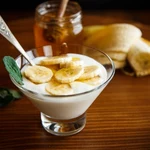 Banan, jogurt i miód na stopy. Naturalny patent na gładkie pięty bez drogich kosmetyków